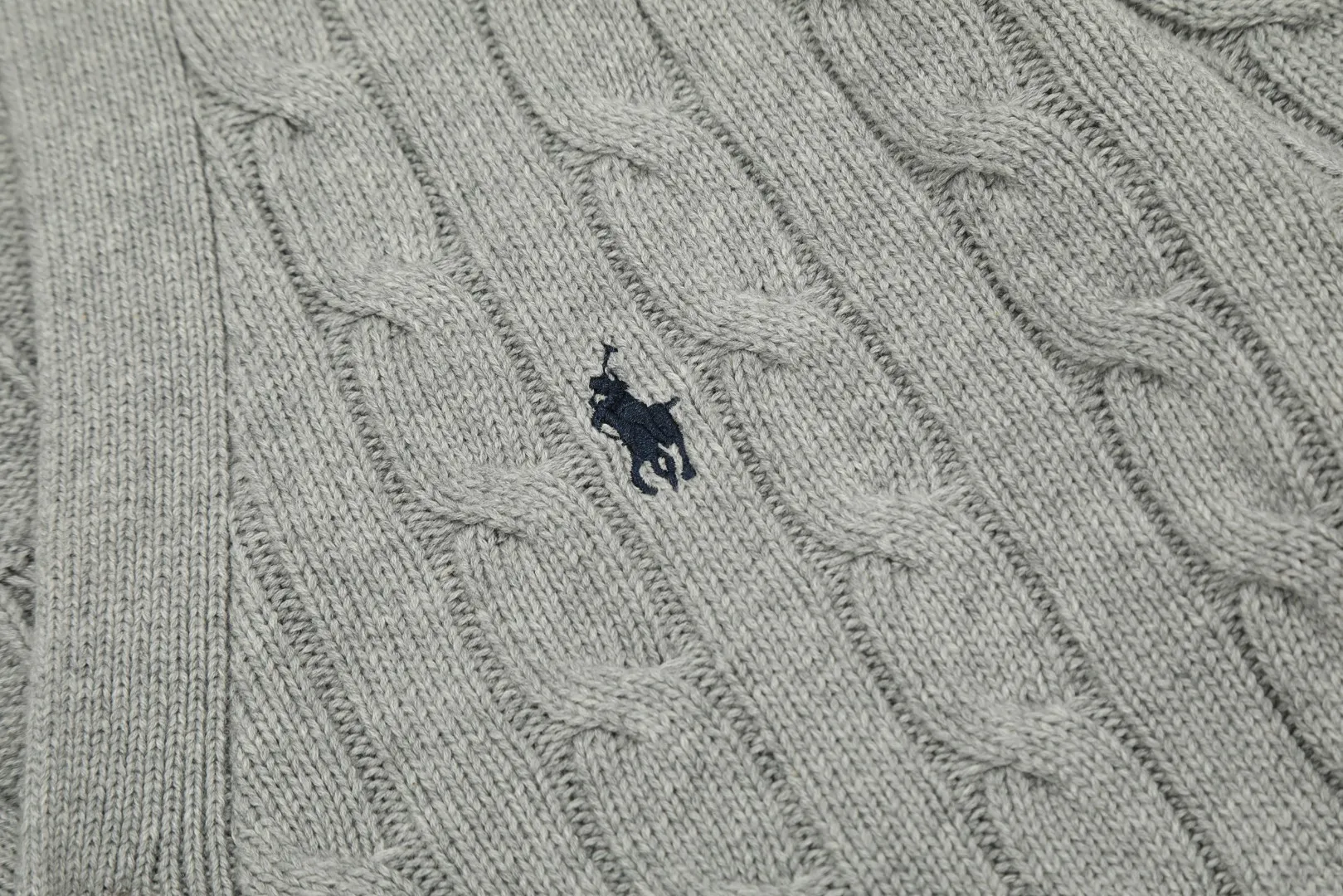 🅿️270 "Top quality" Style number: DS013# [Ralph Lauren V-neck solid color pony embroidered logo twist knitted cardigan] ✅Ralph Lauren classic basic versatile all-season couple knitted cardigan jacket ✅Main supplier platform live broadcast Wholesale entity Replacement if out of stock No removal from shelves ✅ZP quality 1:1 version Scan the code to enter the GF website Counter quality ✅Detailed quality The only one in Guangzhou Imported quality cotton yarn Focusing on high-end, cost-effective, good quality, needless to say. ✅The version is restored to the original. The maximum size can be worn up to 200 pounds. Loose, comfortable and stress-free. ✅The upper body is simple and easy to match. A must-have for ootd. Good-looking clothes are never picky. A must-have for couples with the same style. Size: S-XL. Color: black, navy, off-white, gray, light blue, khaki.